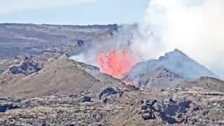 Viewing Mauna Loa volcanic eruption