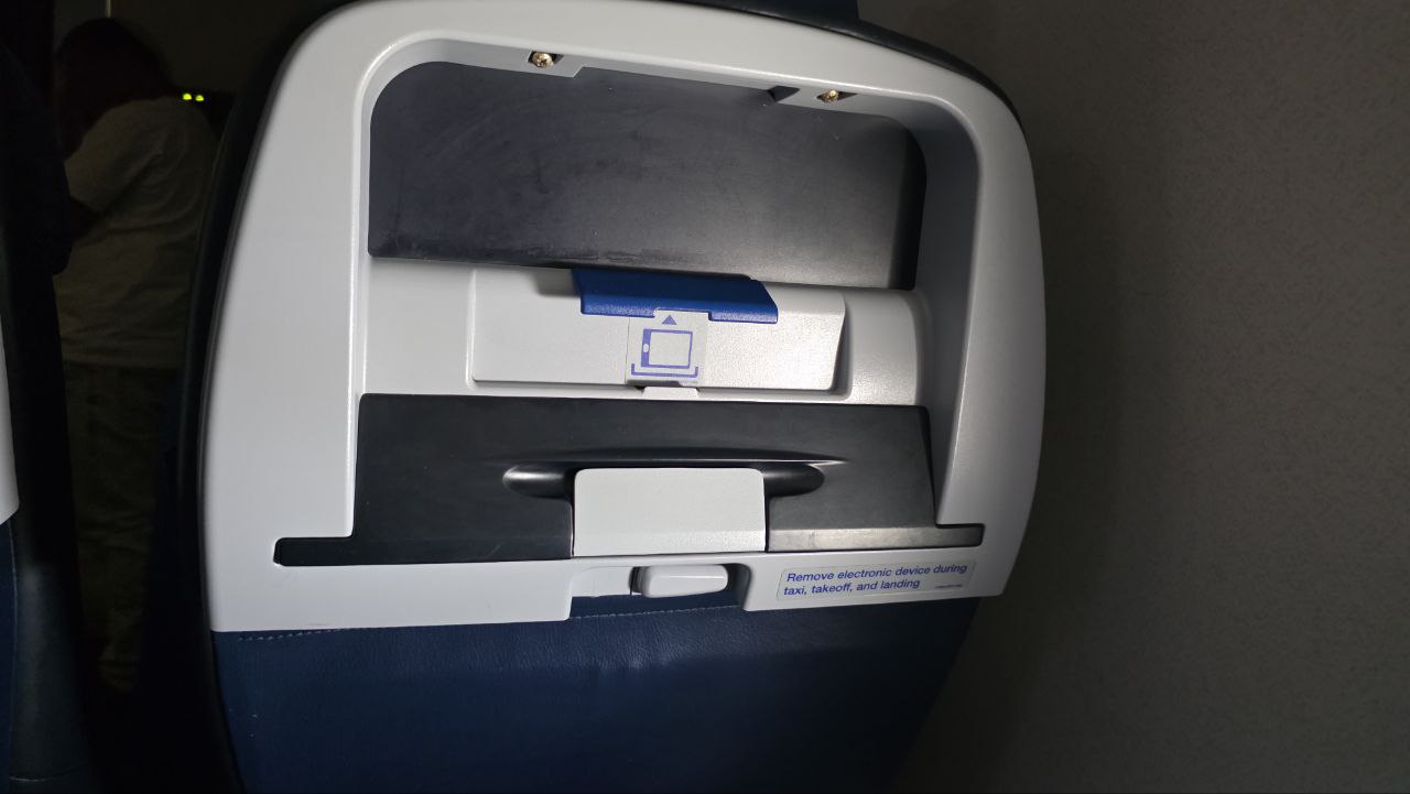United Airlines 777 seat-back entertainment
