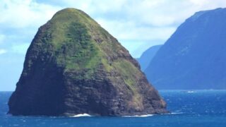 © Beat of Hawaii at Ōkala islet off Molokai and Kalaupapa.