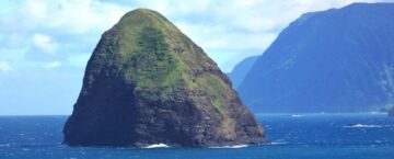 © Beat of Hawaii at Ōkala islet off Molokai and Kalaupapa.
