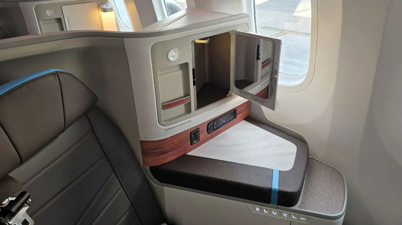 First class cabin seat on Hawaiian Airlines Dreamliner