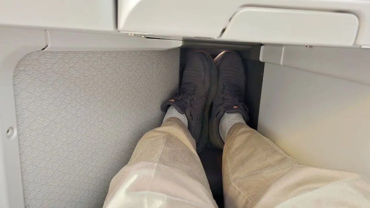 Foot well on Hawaiian Dreamliner First Class