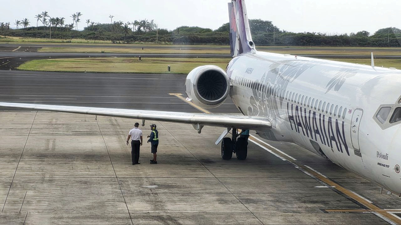 Hawaiian staff performing 717 inspection