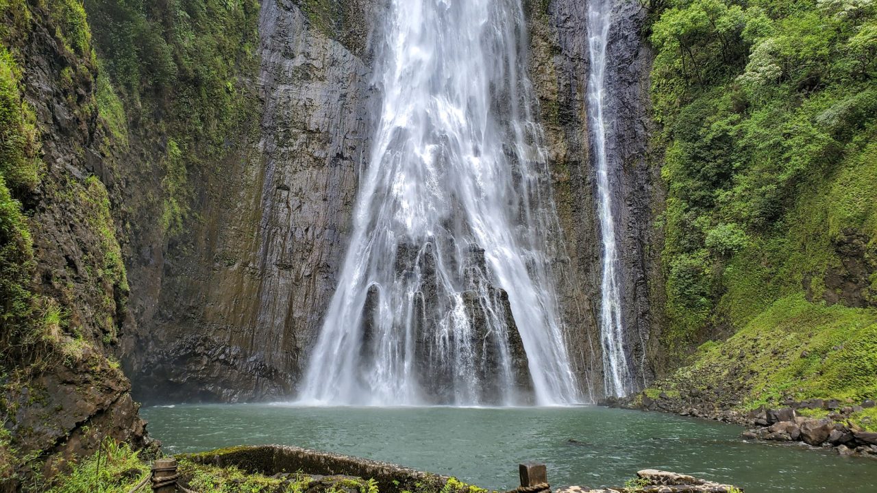 Hawaii waterfalls - safe to swim?