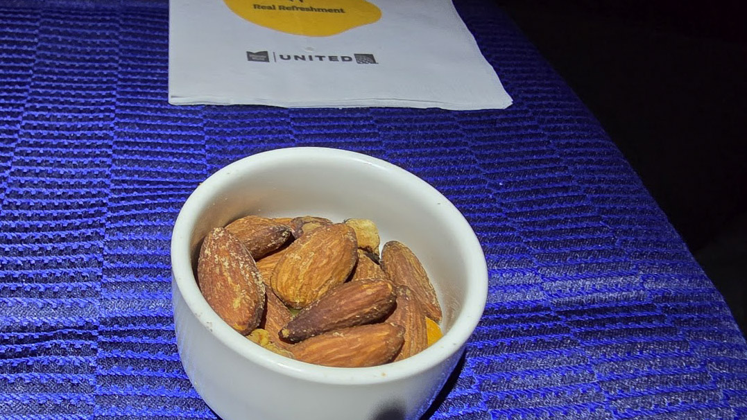 Nuts and nut allergies on Hawaii flights.