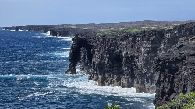 Hōlei Sea Arch before its collapse at Hawaii Volcanoes