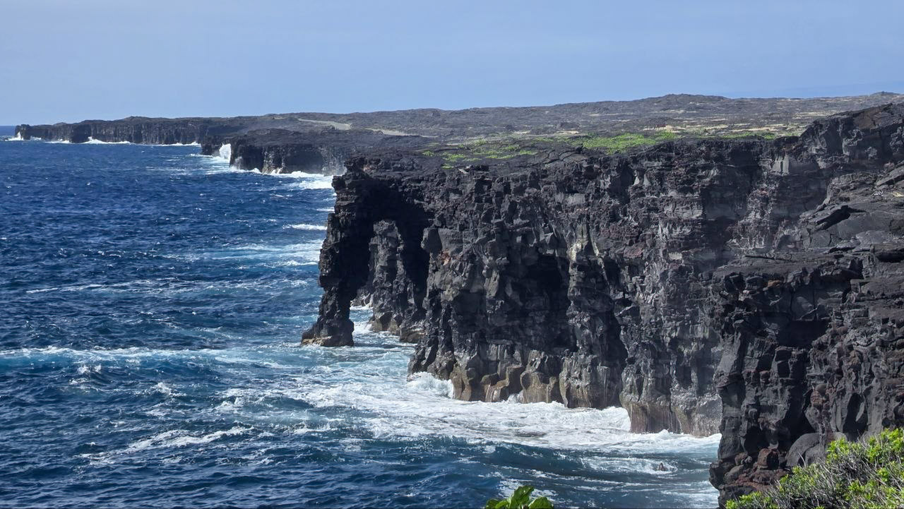 Hōlei Sea Arch before its collapse at Hawaii Volcanoes